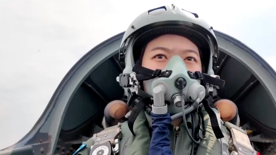 女飞行员田静、康凯，写下请战书