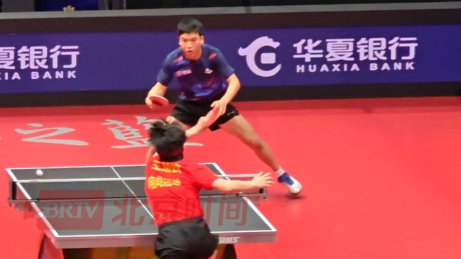 王楚钦VS向鹏的较量中,大头一记招牌正手爆冲堪称教科书级 王楚钦VS向鹏的较量中,大头一记招牌正手爆冲堪称教科书级