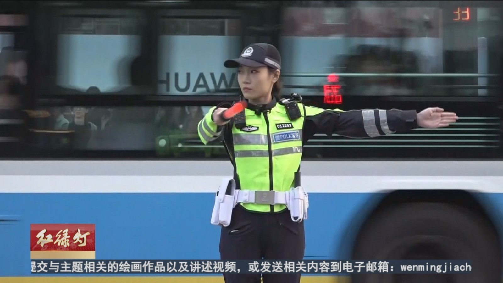 假期商圈路口人流密集 首都女铁骑为市民出行护航