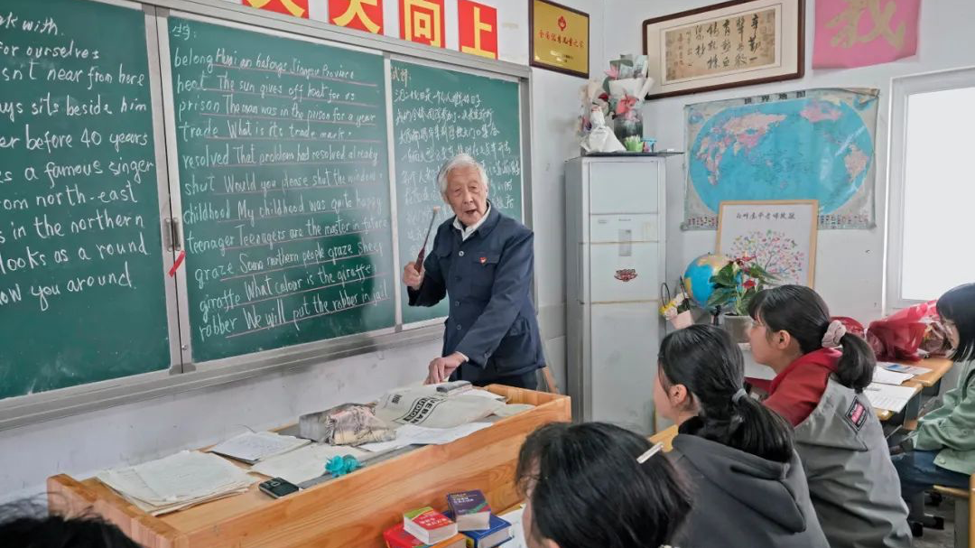 98岁,他仍在授课、批改作业! 98岁,他仍在授课、批改作业!