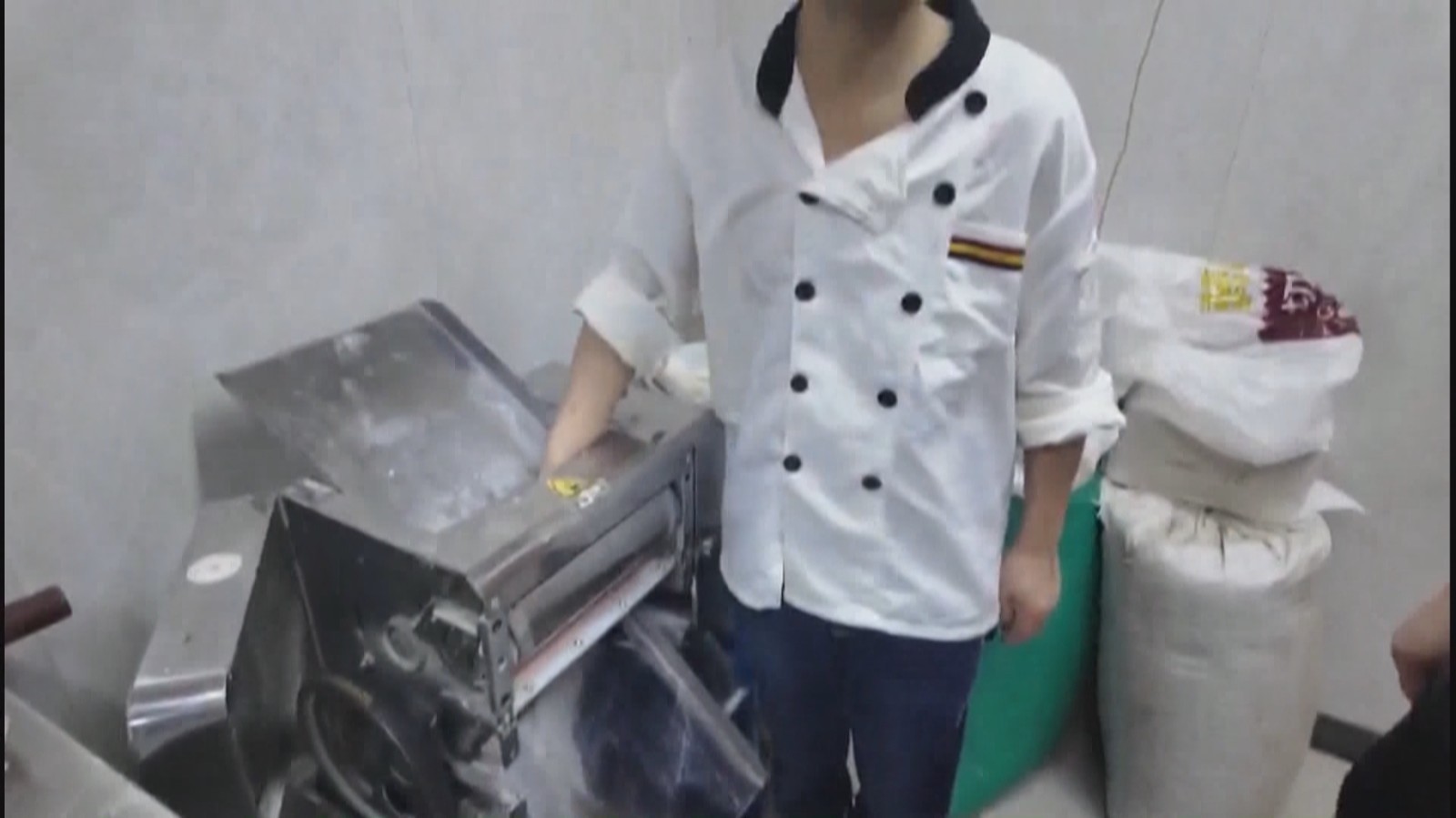 男子手掌卡进压面机 惊险瞬间断电自保 男子手掌卡进压面机 惊险瞬间断电自保