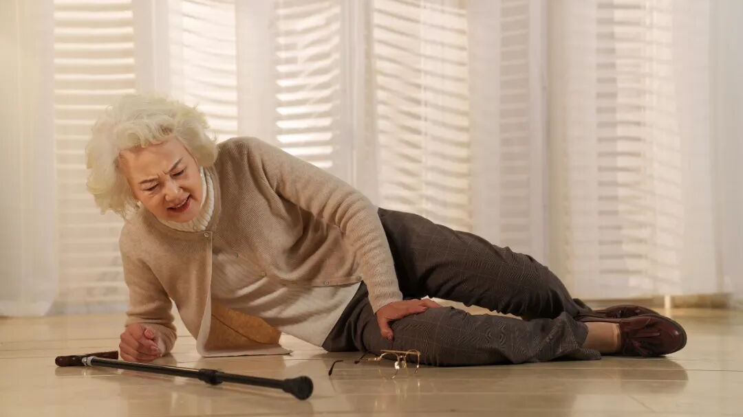 冬季骨折发生率飙升24%，选鞋不当风险高！你选对了吗→