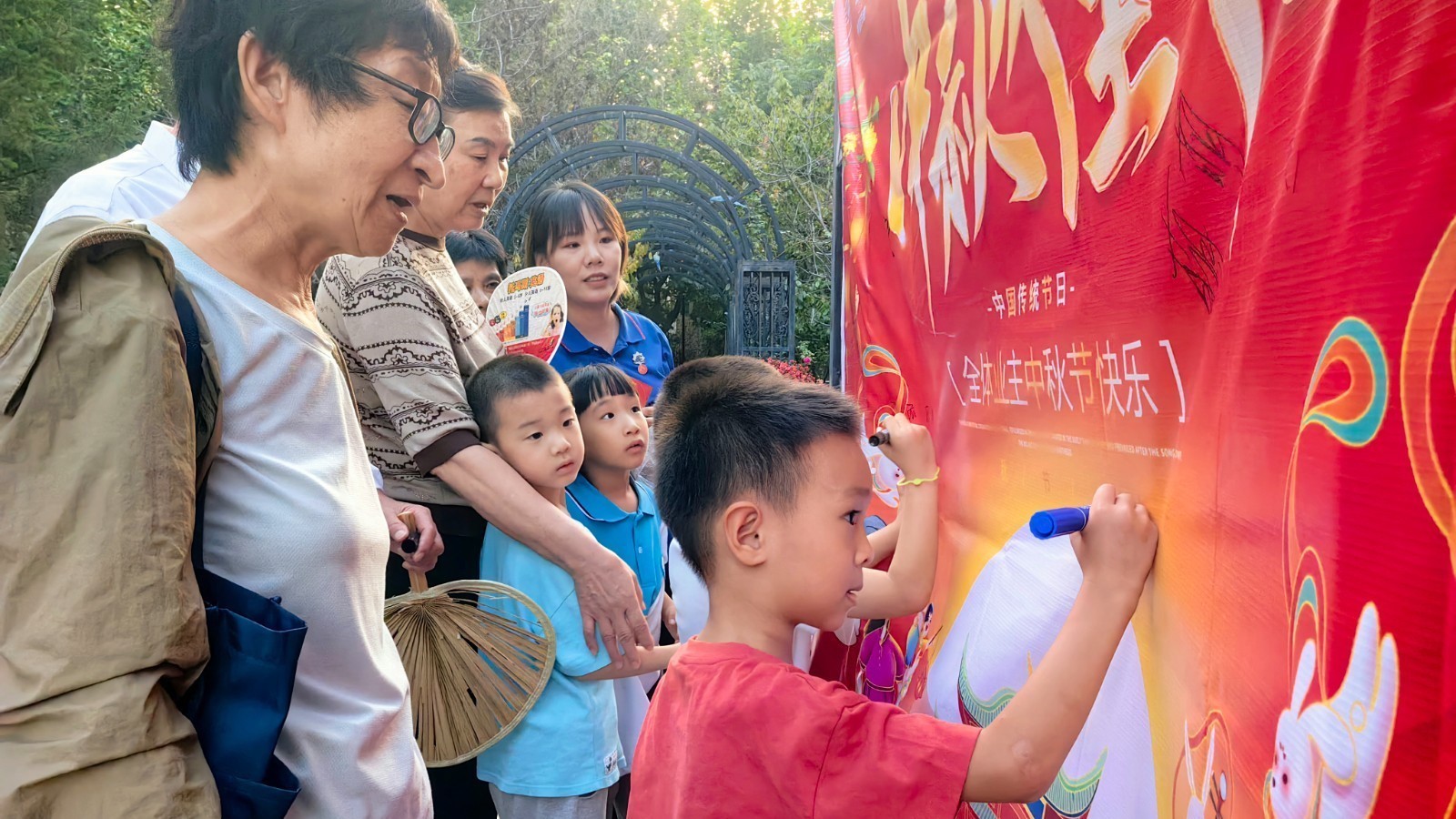 中秋市集“连载”登台 邻里悦享游园盛会 中秋市集“连载”登台 邻里悦享游园盛会