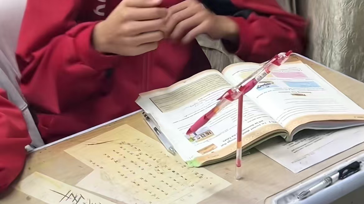 自习课上男生自制笔天平 还是新脑子好使！