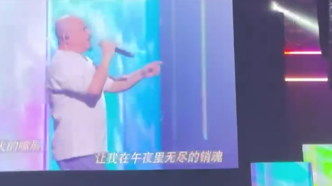 刀郎演唱会深圳站激情开唱 一首开场曲《情人》引爆全场氛围! 刀郎演唱会深圳站激情开唱 一首开场曲《情人》引爆全场氛围!