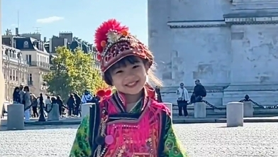 女孩在法国巴黎邀请路人,穿云南大理少数民族服饰 女孩在法国巴黎邀请路人,穿云南大理少数民族服饰