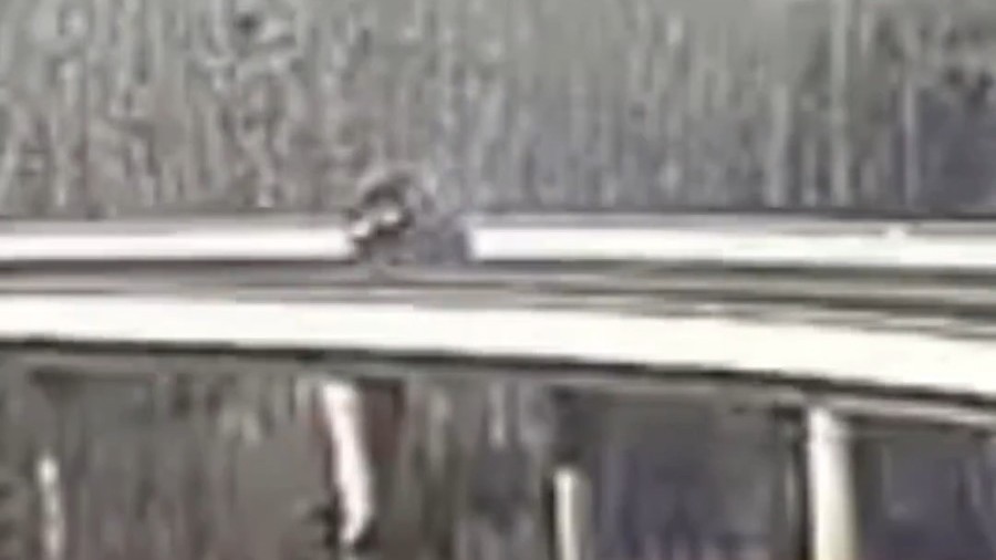 157km/h的速度过弯？！连滚两圈险些滚落桥下！