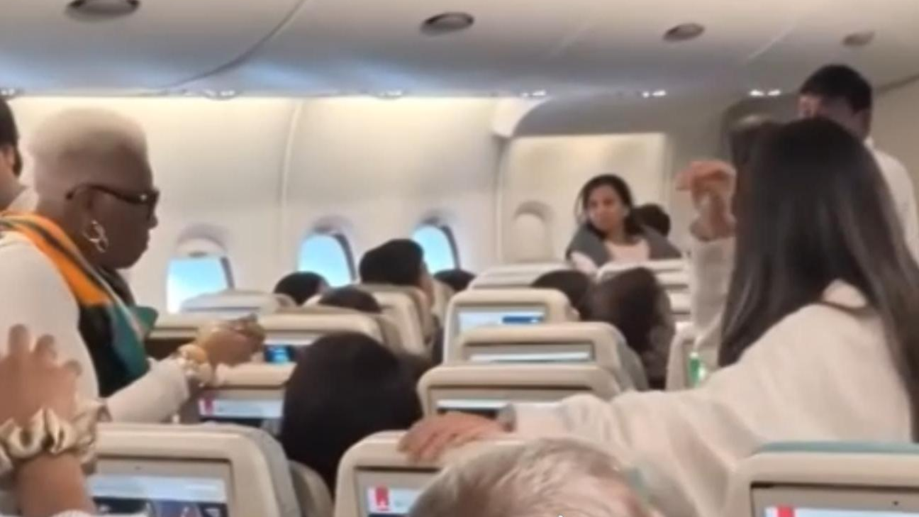 现场画面曝光：美国H-1B签证新政宣布当天 离美航班出现混乱
