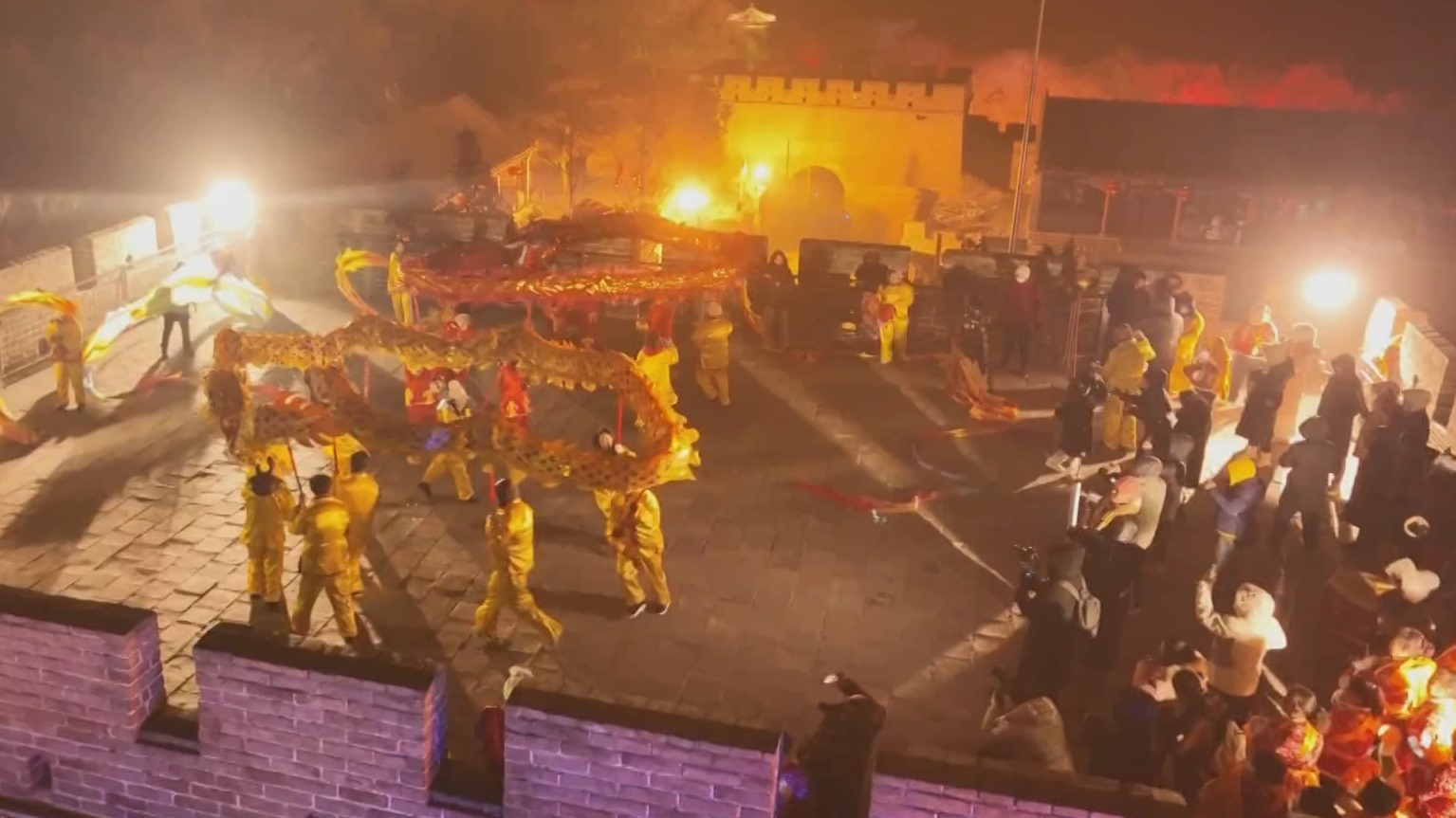 八达岭夜长城点亮团圆灯火 八达岭夜长城点亮团圆灯火