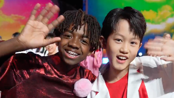 中美小朋友在2025北京台春晚欢乐过蛇年