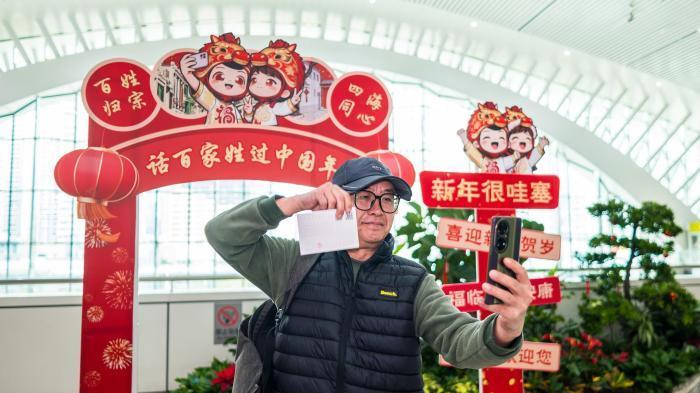 (新春走基层)两岸同胞厦门“话百家姓 过中国年” (新春走基层)两岸同胞厦门“话百家姓 过中国年”