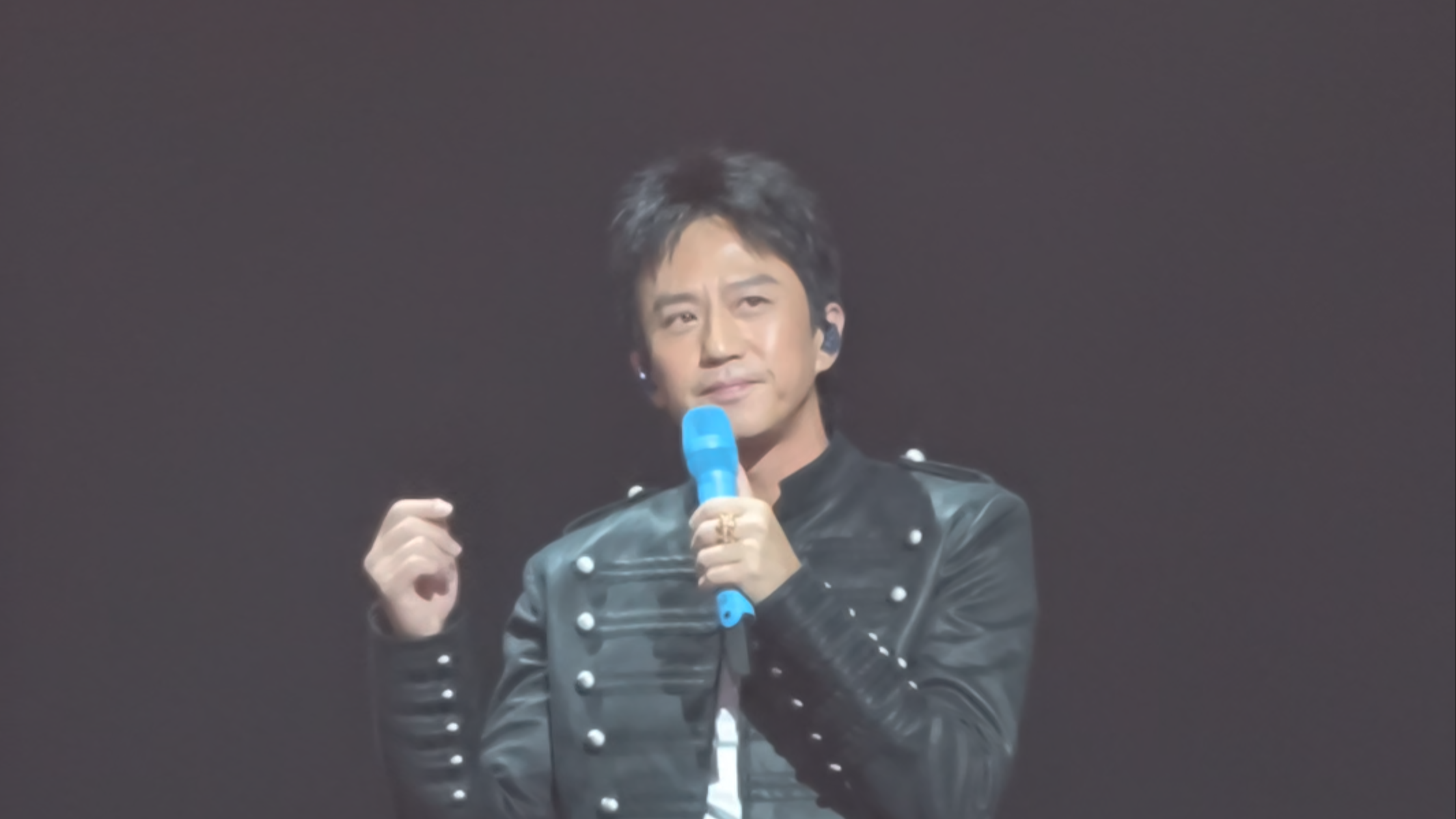 邓超现身2026美好奇妙夜舞台现场，笑称不能再玩老梗，不料零帧起手对起暗号