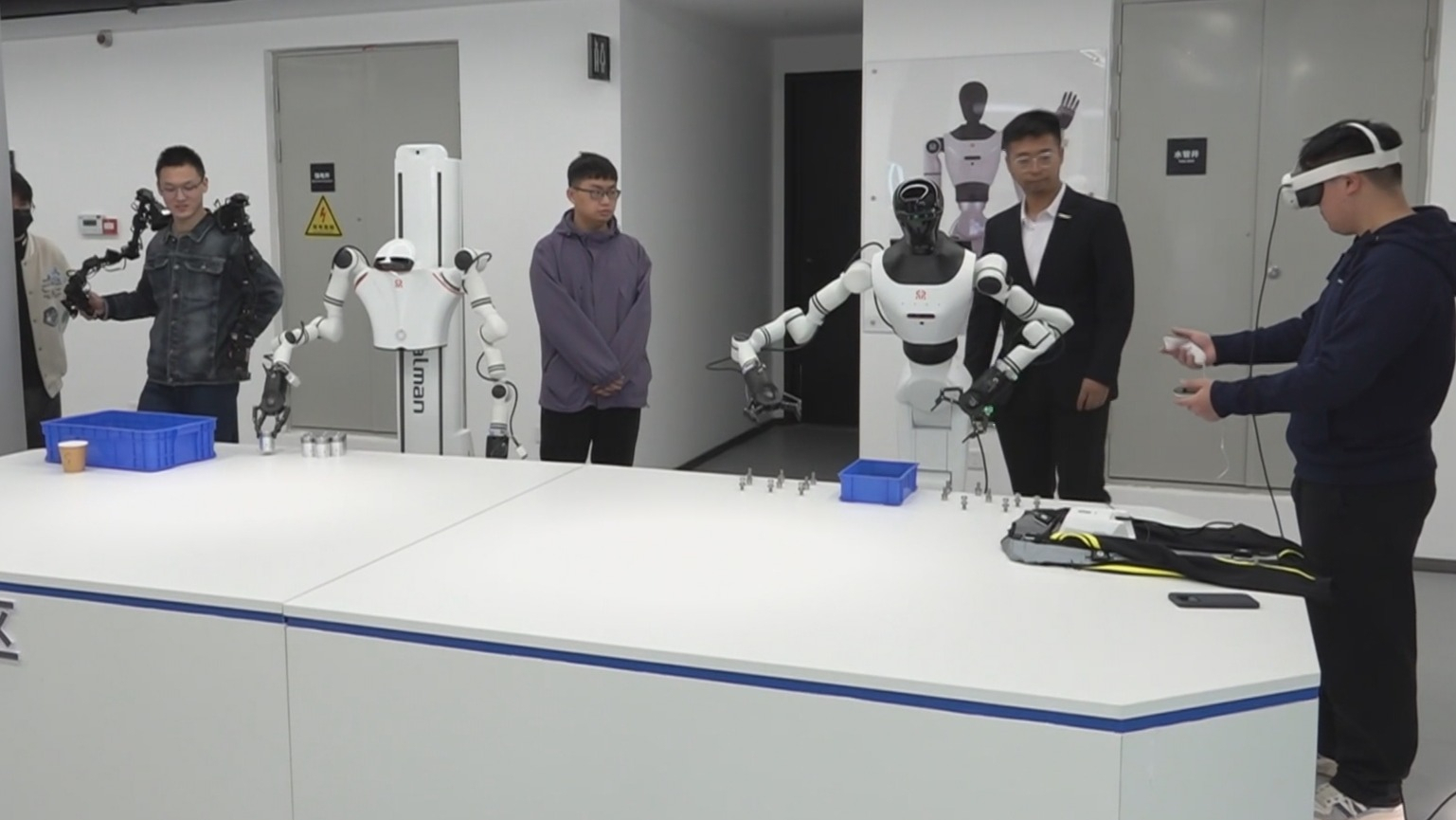 石景山区人形机器人产业基地投运 睿尔曼百台机械臂开启自主进化训练 石景山区人形机器人产业基地投运 睿尔曼百台机械臂开启自主进化训练