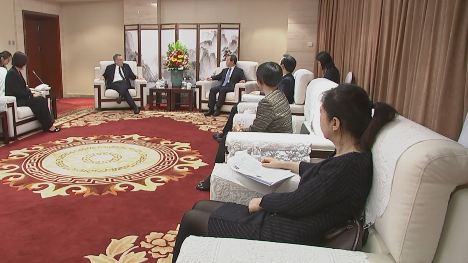 殷勇分别会见英国汇丰集团行政总裁和美国橡树资本联席创始人