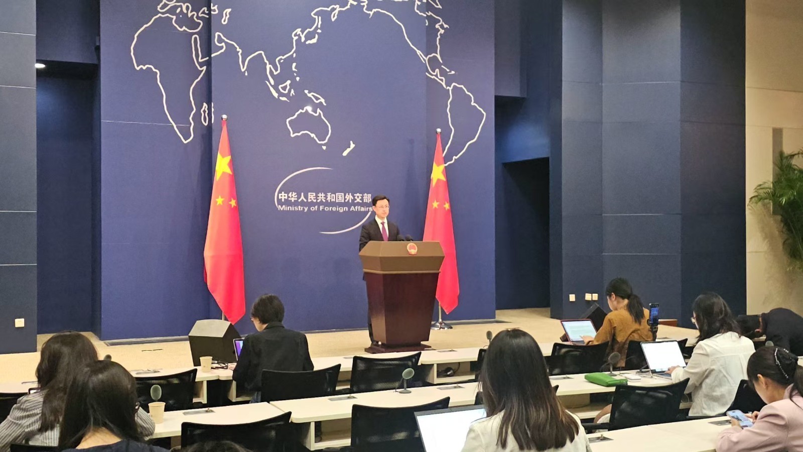 特朗普考虑大幅下调对华关税?外交部回应 特朗普考虑大幅下调对华关税?外交部回应