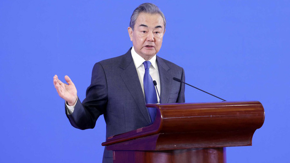美国在全球范围挥舞关税大棒 王毅外长发出5连问