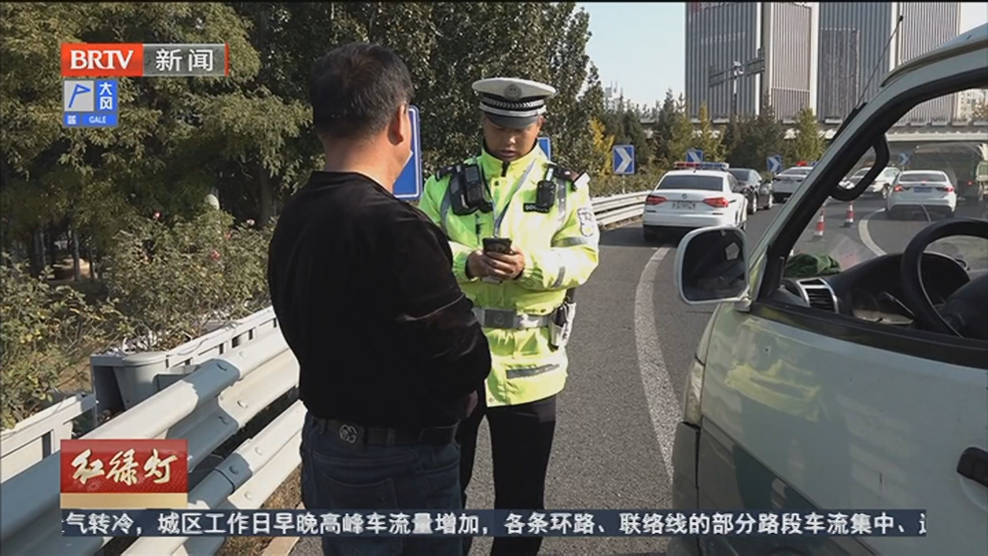 100桶水挤满后车厢 客车拉货隐患大