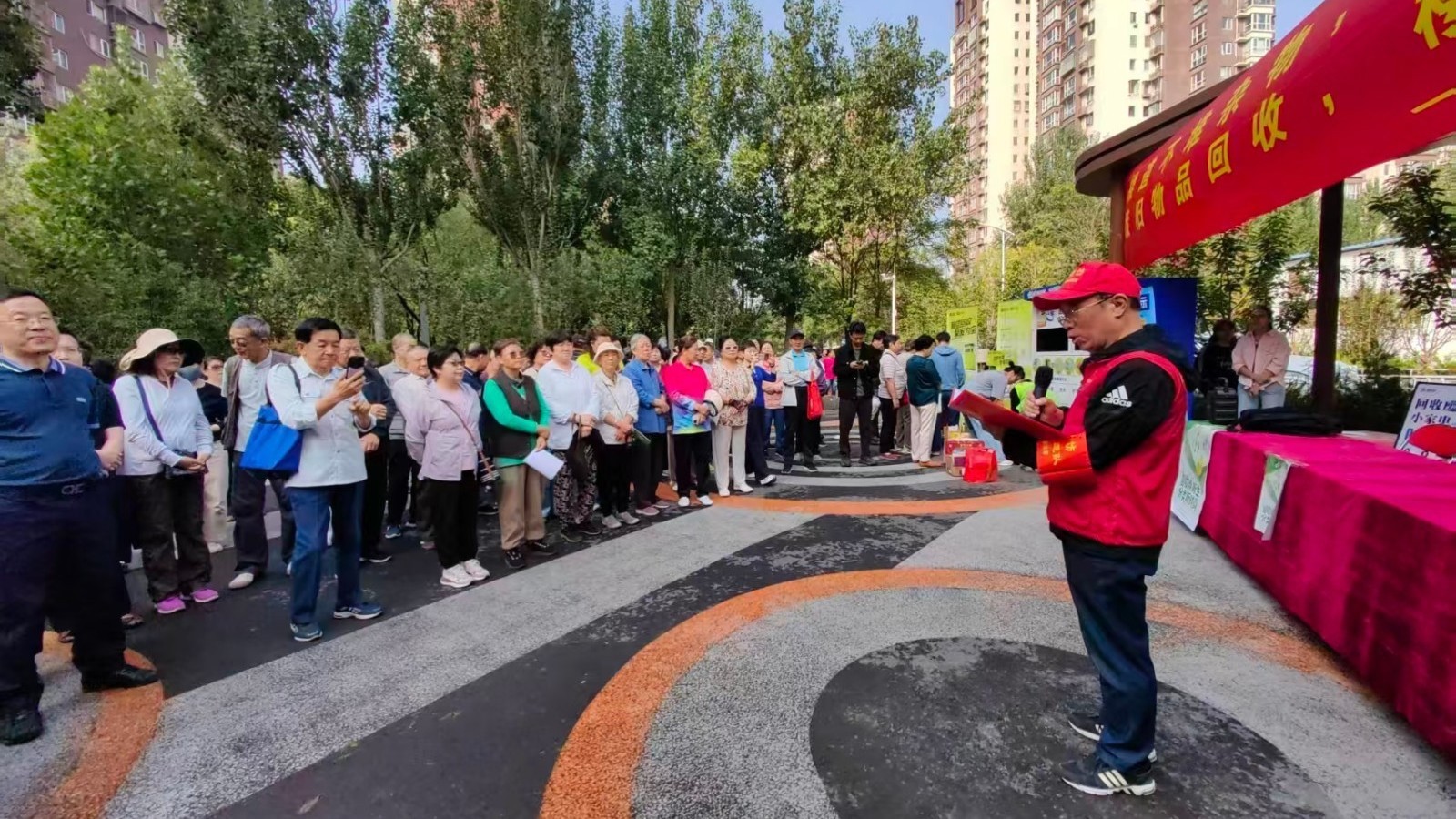 石景山区 | 清理楼道堆物 畅通生命通道