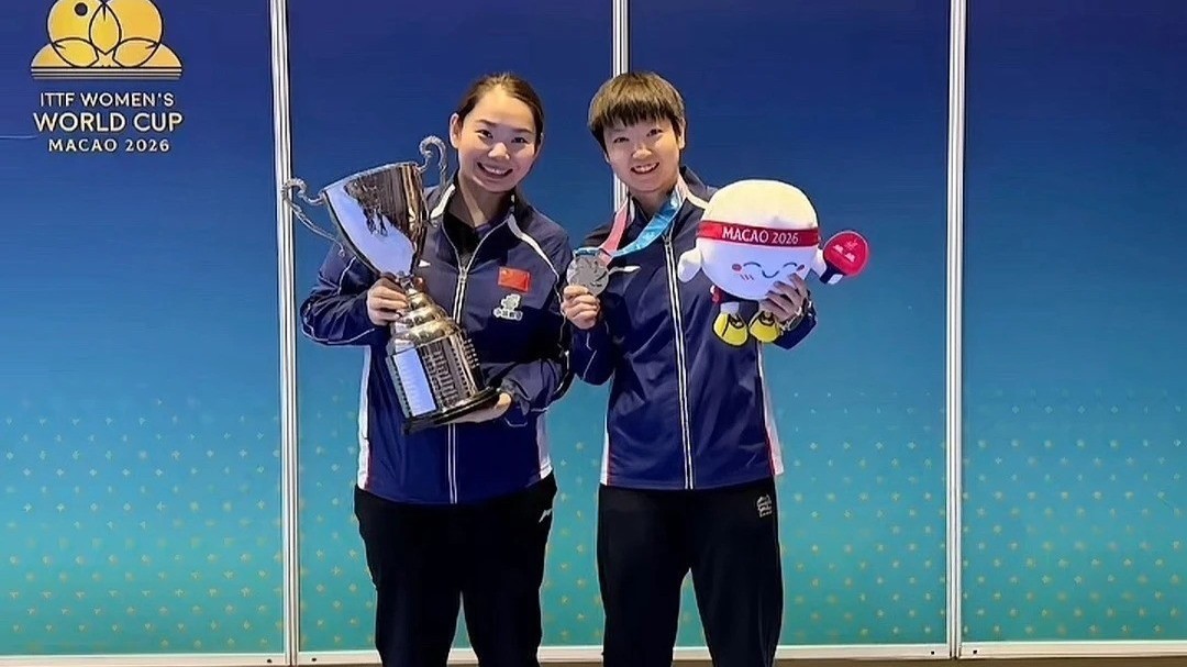 何卓佳晒出与孙颖莎的捧杯同框照 配文致敬团队展望未来 何卓佳晒出与孙颖莎的捧杯同框照 配文致敬团队展望未来