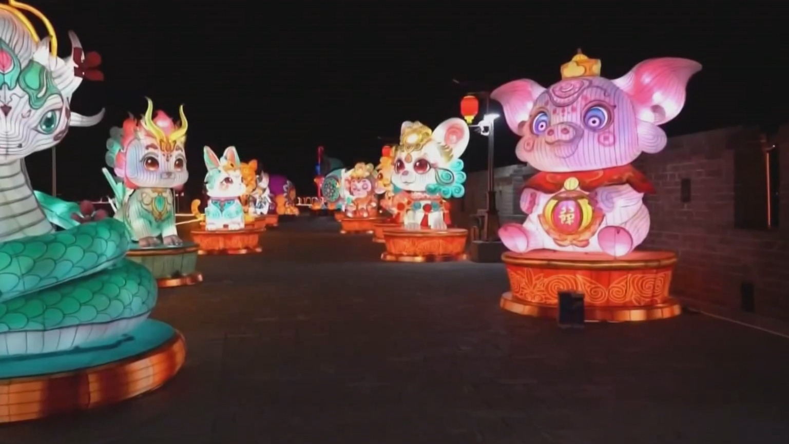 瓣瓣同心京津冀 欢欢喜喜过大年丨京津冀共赏元宵灯会 感受光影浪漫