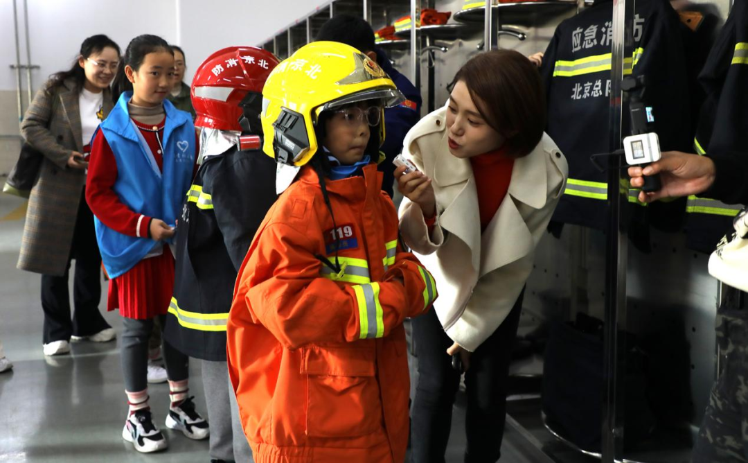 小小志愿者守护社区消防安全