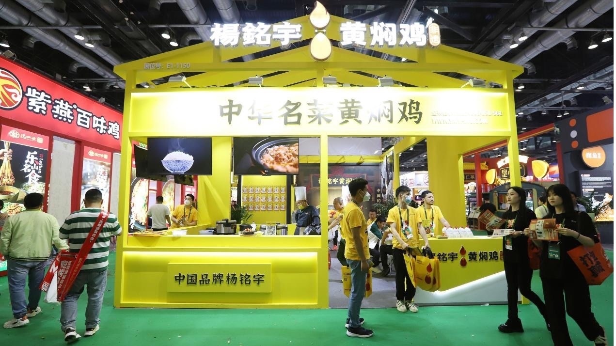 杨铭宇黄焖鸡涉食安风波：超20人中毒，店家仅赔餐费？