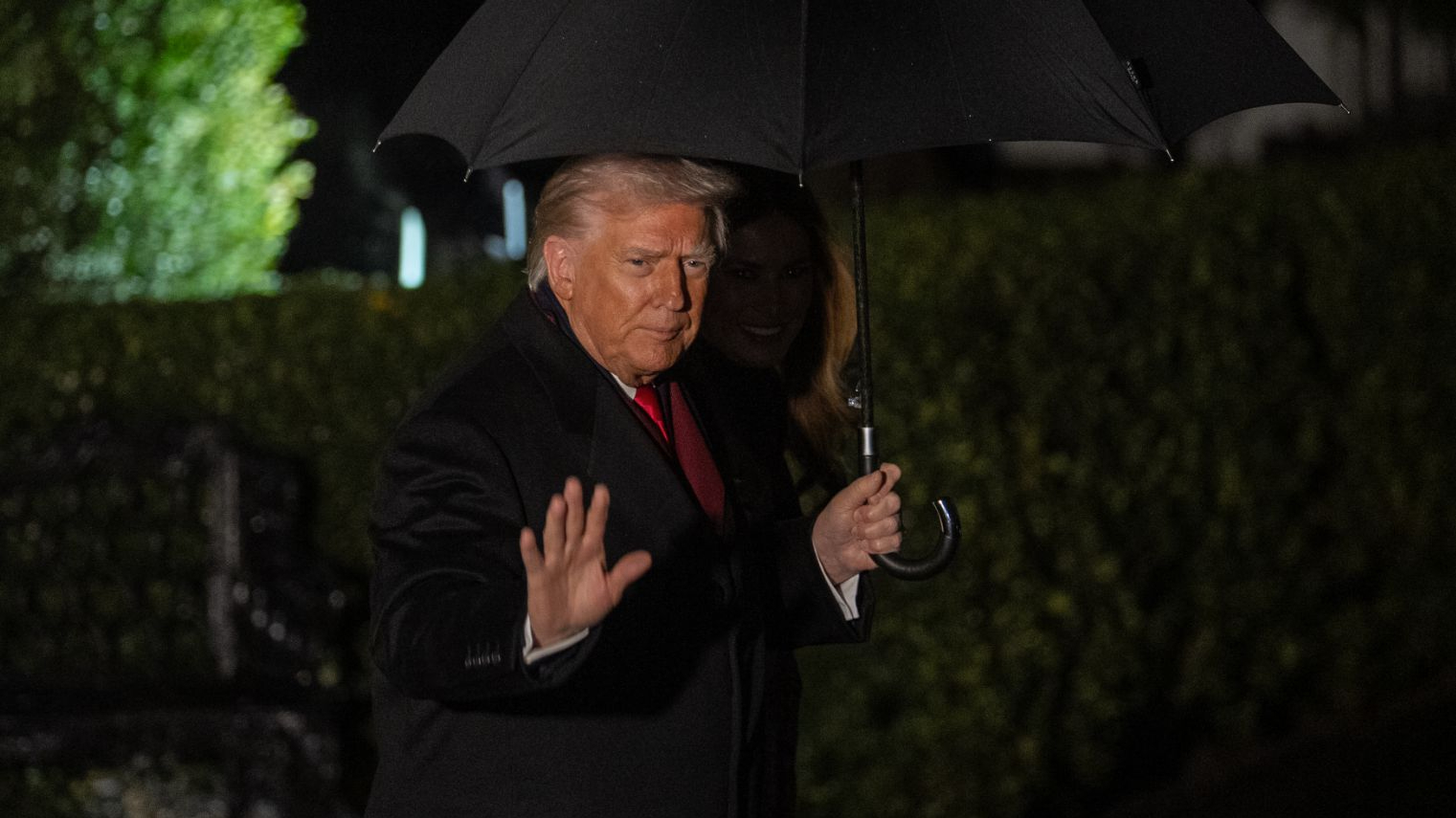 特朗普回应健康质疑：手背瘀青只因服用阿司匹林，打瞌睡是在“放松”