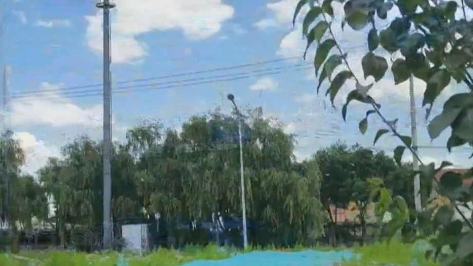 未开放地铁站站口正在加紧安装安检设备