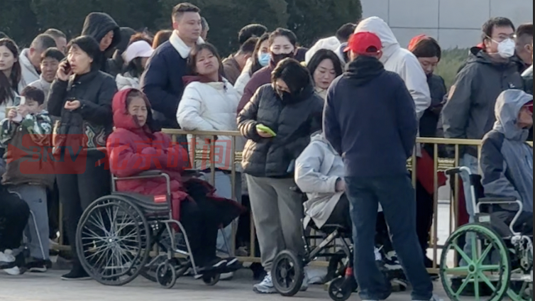 不少游客推轮椅带爷爷奶奶前来毛主席纪念堂瞻仰 不少游客推轮椅带爷爷奶奶前来毛主席纪念堂瞻仰
