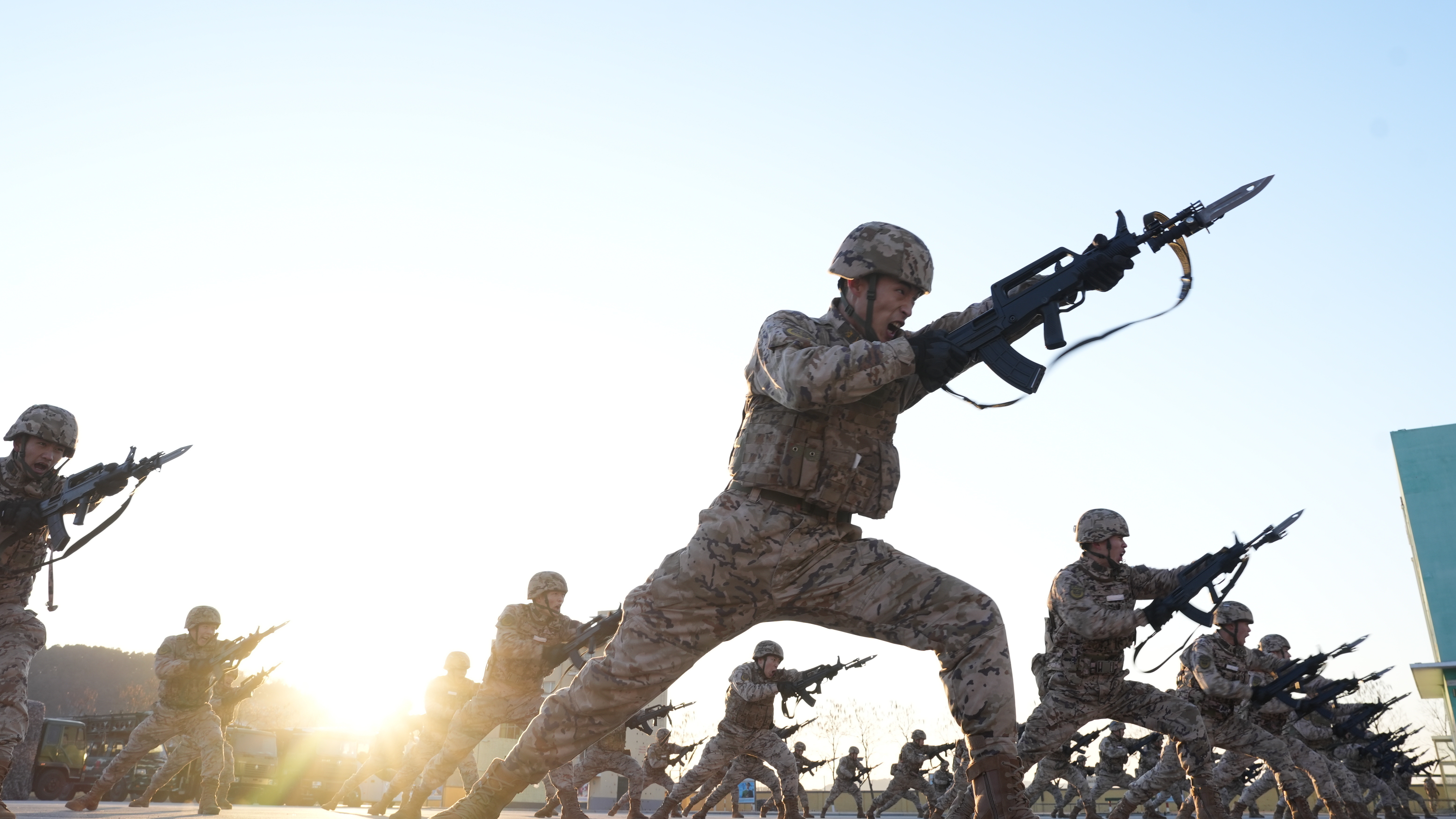 迎寒而上，武警官兵冰天雪地练硬功