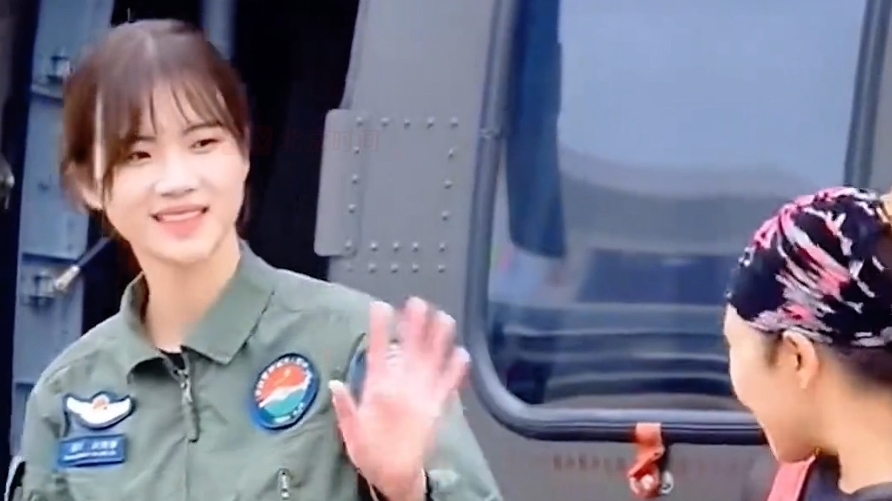 又美又飒!99年女飞行员徐枫灿担任航展解说员 笑容甜美与粉丝合影 又美又飒!99年女飞行员徐枫灿担任航展解说员 笑容甜美与粉丝合影