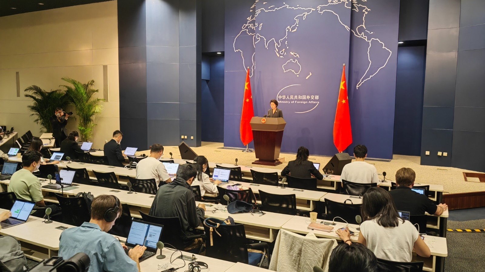美国主权信用评级被下调 美国国债的最大持有者中国是否担心？