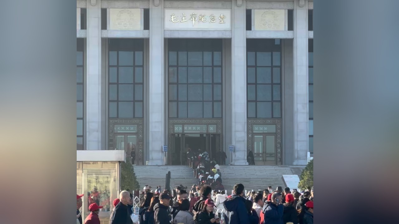 寻常周末 毛主席纪念堂前仍人流如织，群众从祖国各地赶来瞻仰伟人