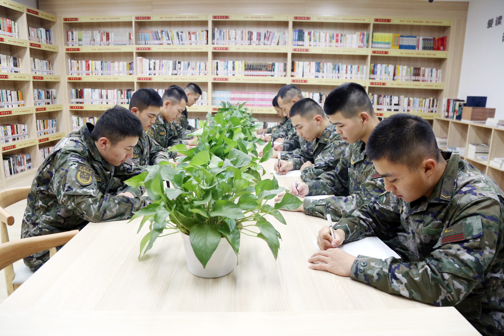 一纸家书传思念,千里回信诉牵挂 一纸家书传思念,千里回信诉牵挂