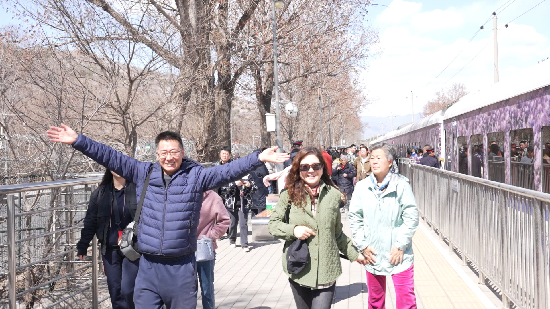 “开往春天的列车”——北京市郊铁路S2线助力市民赏花观景