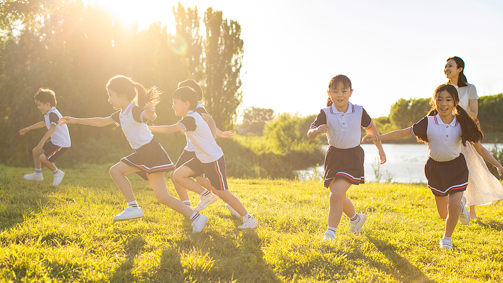 10后小学生锐评80后:老年人思维