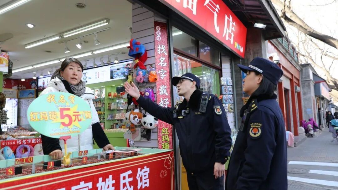 东城：节前巡查 城管部门护航街巷美丽有序