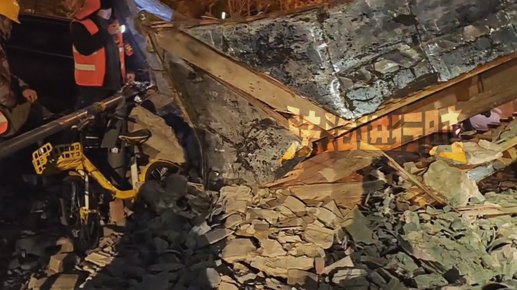 阡儿胡同牌楼塌了，大风天出行注意安全！