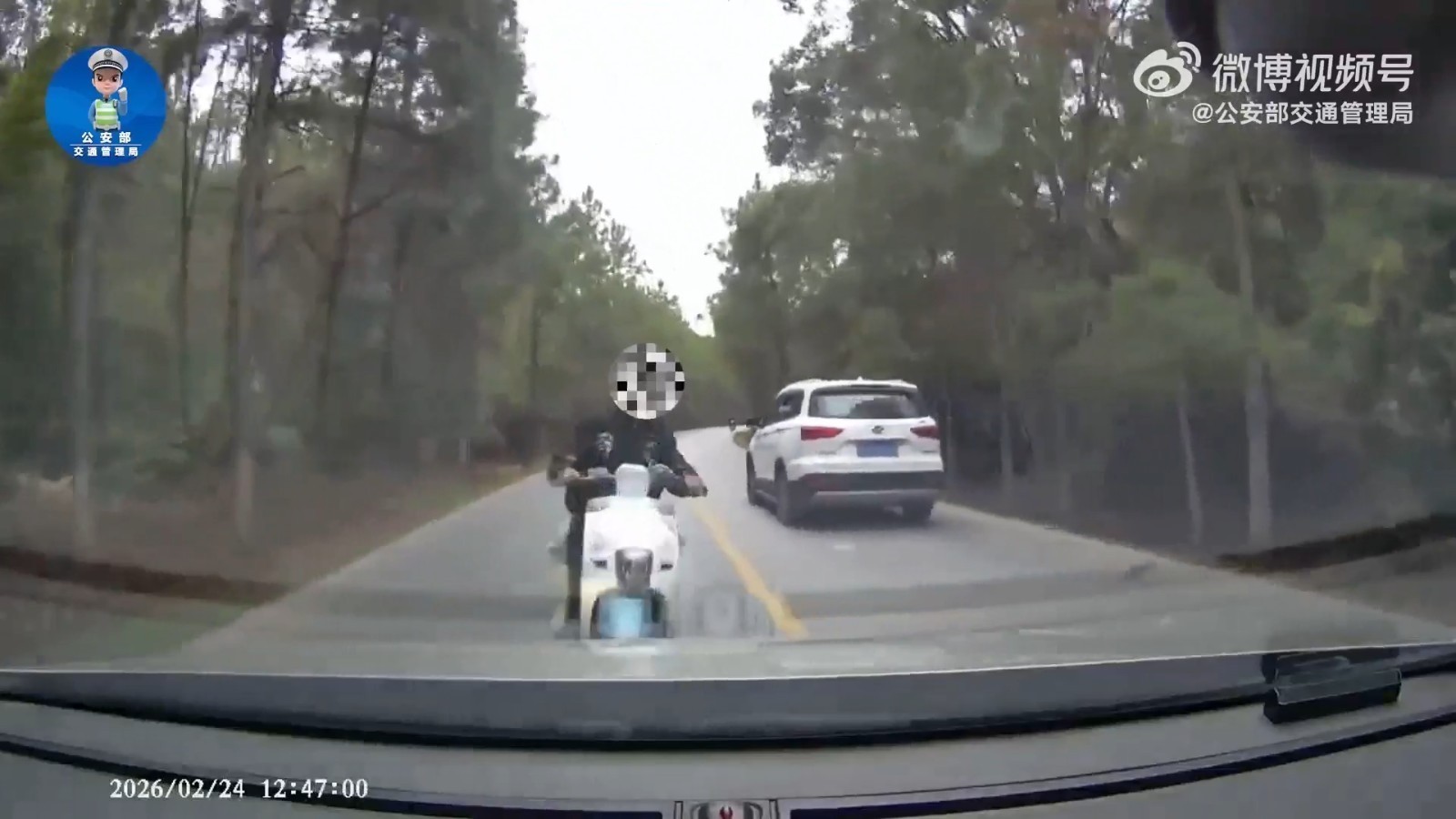 哭惨！借道逆行超车，害摩托车2人遭大罪！