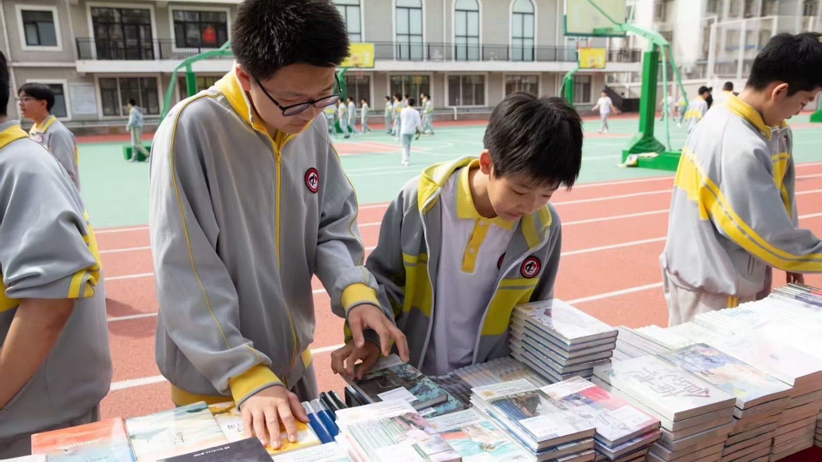 王府井书店助力北京市第二中学分校举办校园读书节 王府井书店助力北京市第二中学分校举办校园读书节