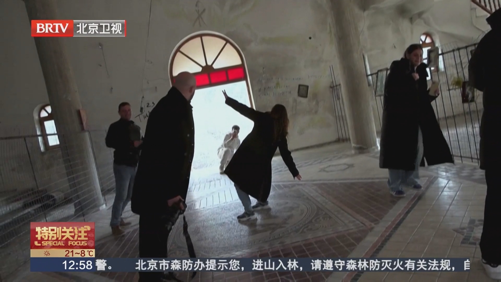 希腊倾斜建筑成热门景点 超比萨斜塔角度吸引游客挑战平衡 希腊倾斜建筑成热门景点 超比萨斜塔角度吸引游客挑战平衡