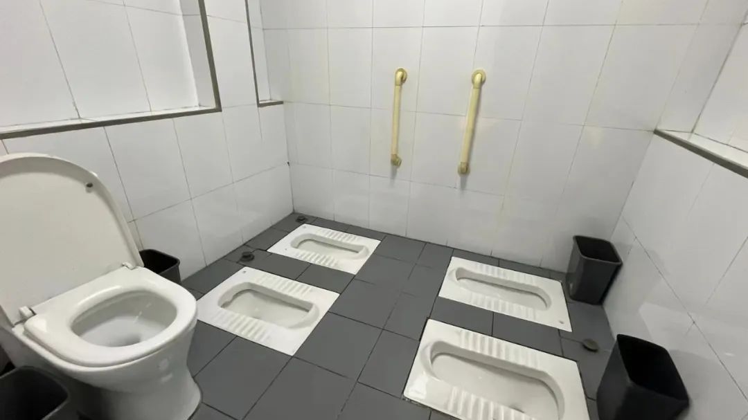 太尴尬了!胡同里上个厕所,竟然“面对面”…… 太尴尬了!胡同里上个厕所,竟然“面对面”……