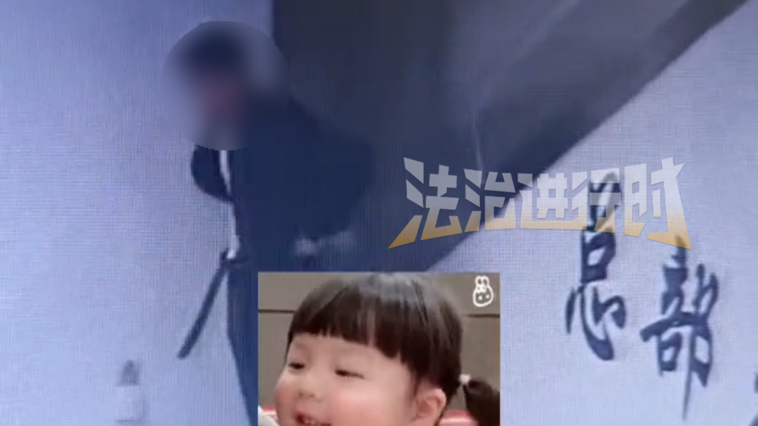 南宁一男子地铁站当众脱裤子大便,地铁回复:保洁及时清理了 南宁一男子地铁站当众脱裤子大便,地铁回复:保洁及时清理了