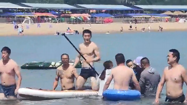 “腹肌哥”，找到啦！
