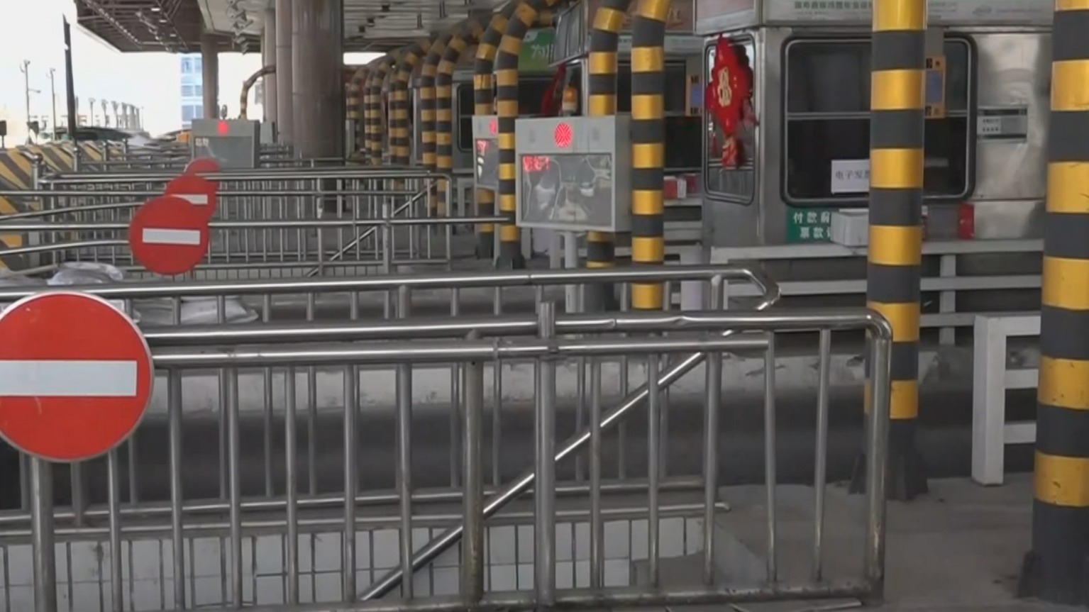 高速路迎进京客流高峰 16时至20时车流量较大 高速路迎进京客流高峰 16时至20时车流量较大