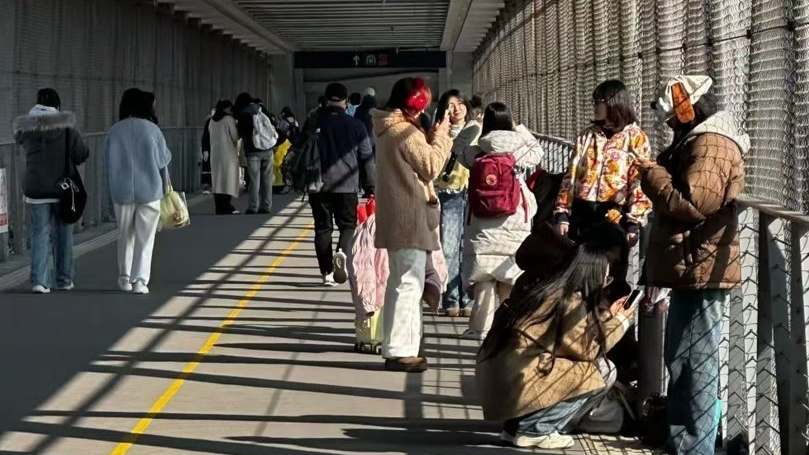 四惠交通枢纽天桥成网红打卡地，提醒：请勿长时间聚集停留