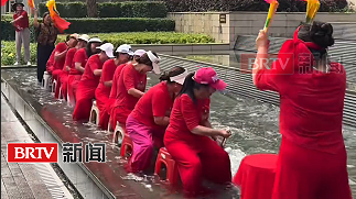 以为划龙舟起码得有舟，镜头一转直接笑喷。网友：一会给小区划走了