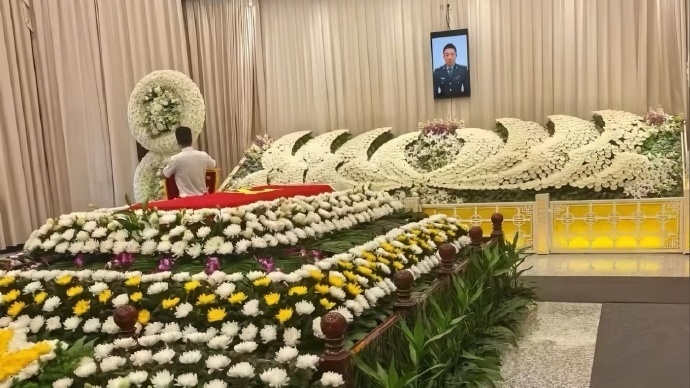 家乡群众雨中迎接救落水者牺牲军人邵瑞，送别邵瑞最后一程