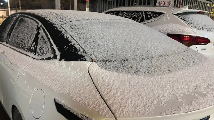 你那里下雪了吗？今夜北京多地飘雪，城区部分地区也能看见雪花