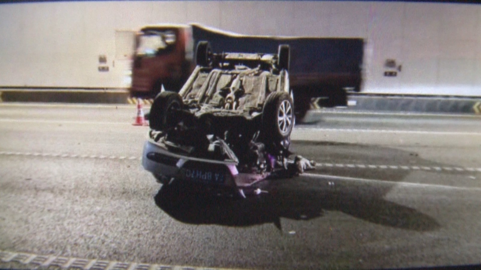 刚进隧道突变暗 驾驶员大意出车祸